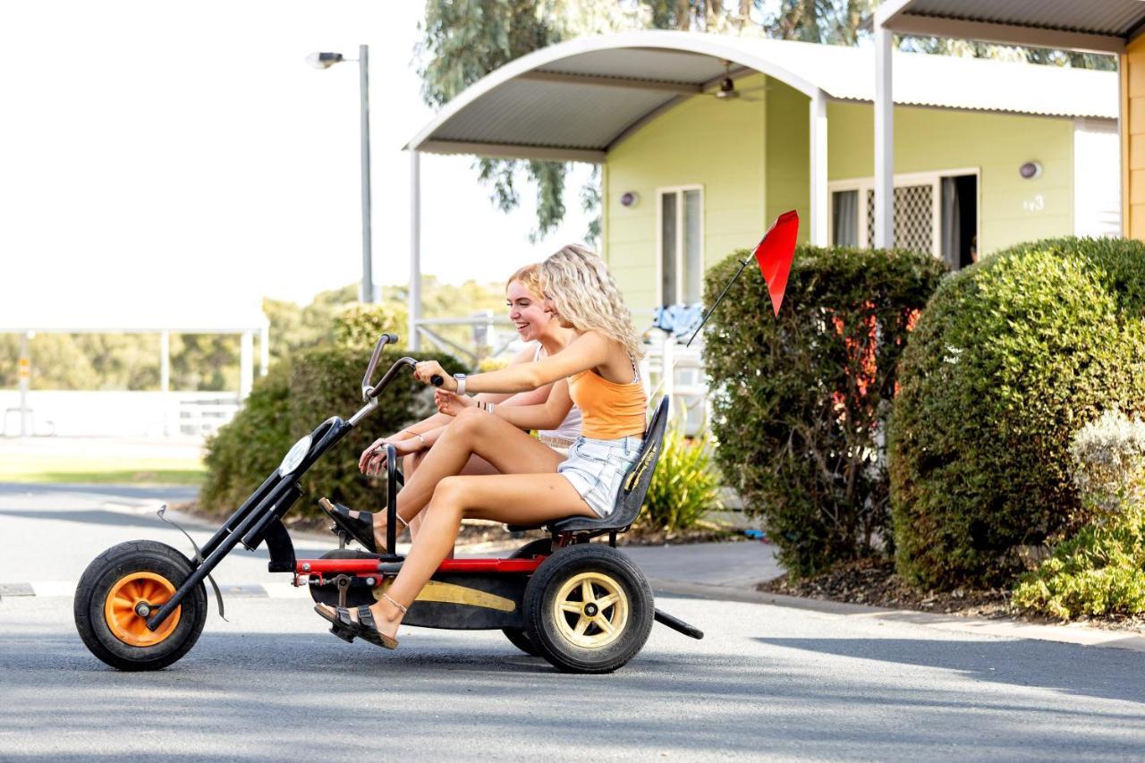 Big4 Deniliquin Holiday Park Bagian luar foto