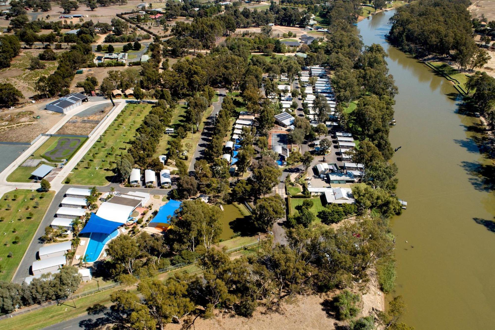 Big4 Deniliquin Holiday Park Bagian luar foto