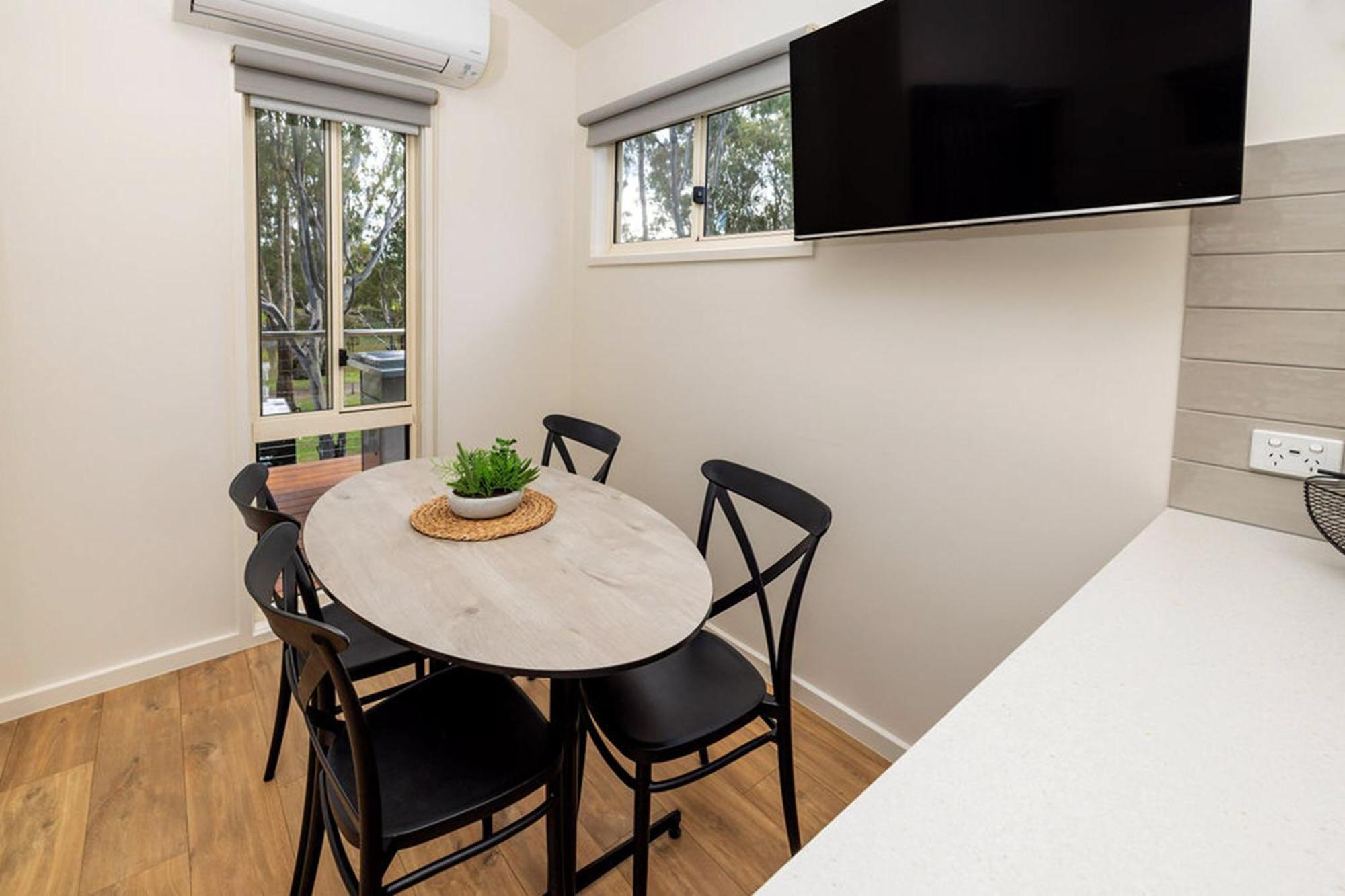 Big4 Deniliquin Holiday Park Ruang foto