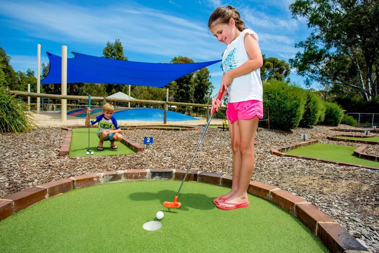 Big4 Deniliquin Holiday Park Bagian luar foto